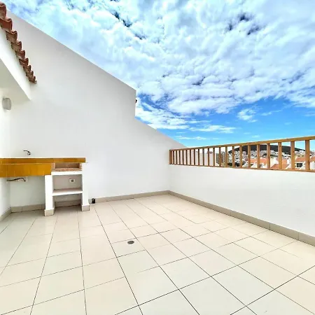 Two Bedrooms, Wifi, Pool, Close To The Beach In Los Cristianos