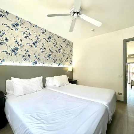 Two Bedrooms, Wifi, Pool, Close To The Beach In Los Cristianos