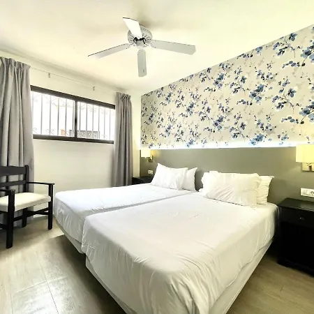 Two Bedrooms, Wifi, Pool, Close To The Beach In Los Cristianos *